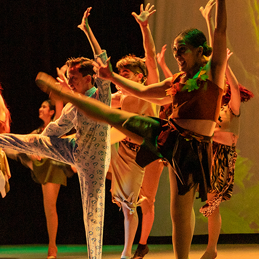 Actores de musical bailando