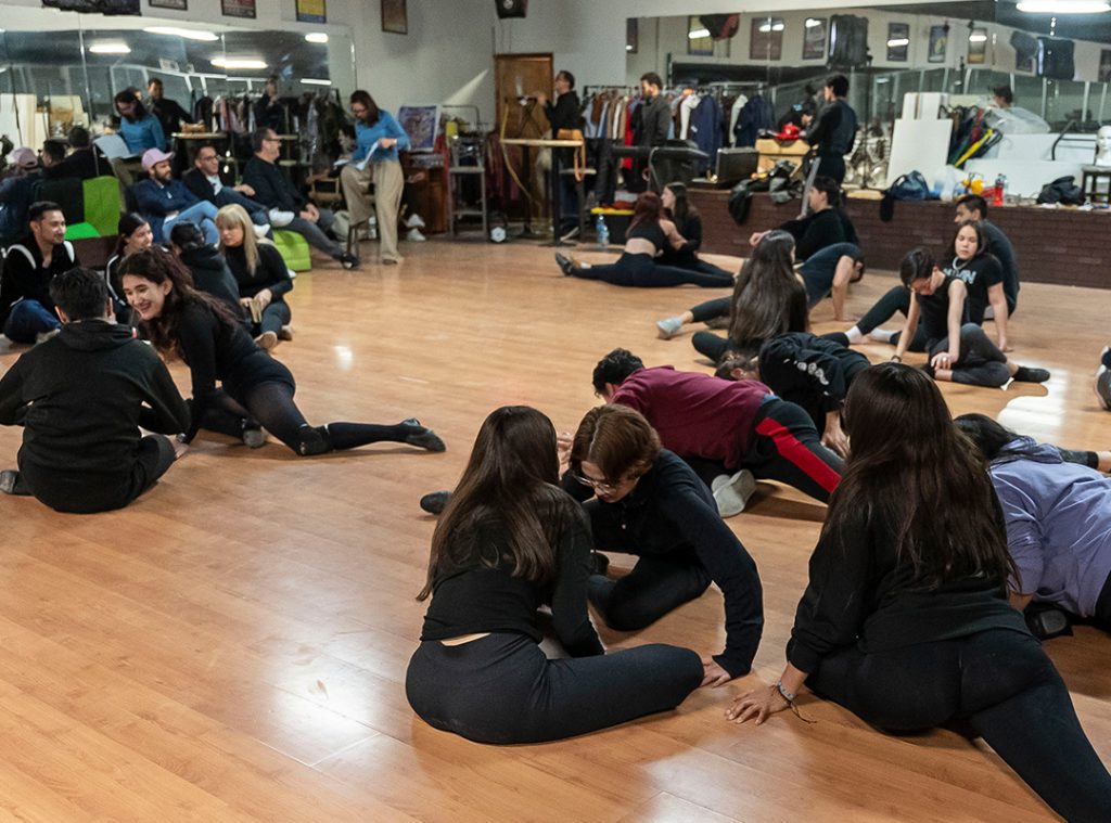 alumnos en el bootcamp estirando